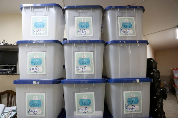 صناديق الاقتراع الفارغة.. رسالة الإيرانيين الذكية إلى خامنئي