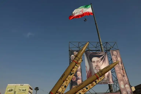 "معاريف": أميركا طالبت إسرائيل بمهاجمة إيران منفردة قبل الانتخابات لتجنيب ترامب كلفة الحرب