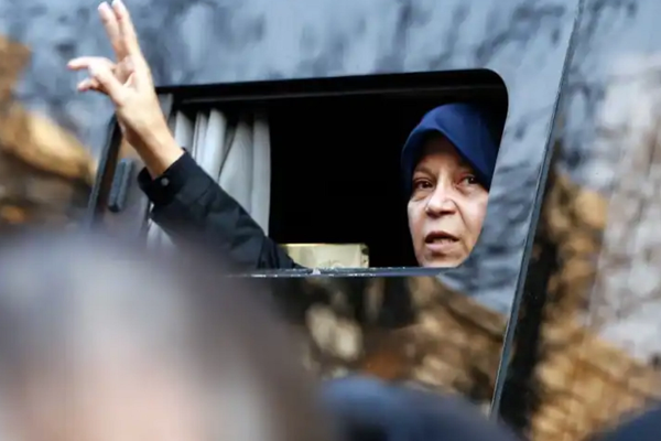 فائزة هاشمي بعد شرط الإفراج عنها بـ"التوبة" تؤكد: أتعهد بمواصلة نشاطي إذا تم إطلاق سراحي