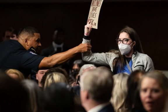 یک نیروی پلیس چهارشنبه دهم بهمن در جلسه کمیته مالی سنای آمریکا برای بررسی صلاحیت رابرت اف کندی، گزینه ترامپ به عنوان وزیر بهداشت، در حال بیرون کردن فرد معترضی است که این جلسه را مختل کرده است. این فرد در اعتراض به مواضع کندی در مخالفت با واکسیناسیون، نوشتهای نمایش میدهد که میگوید: «واکسن زندگی انسانها را نجات میدهد»