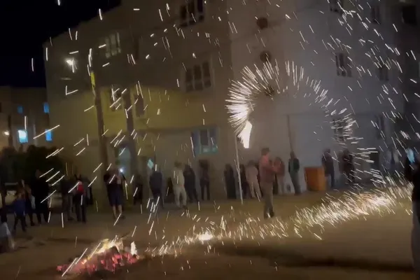 مردم در ایران با وجود تهدید حکومت به خیابان آمدند و چهارشنبهسوری را برگزار کردند