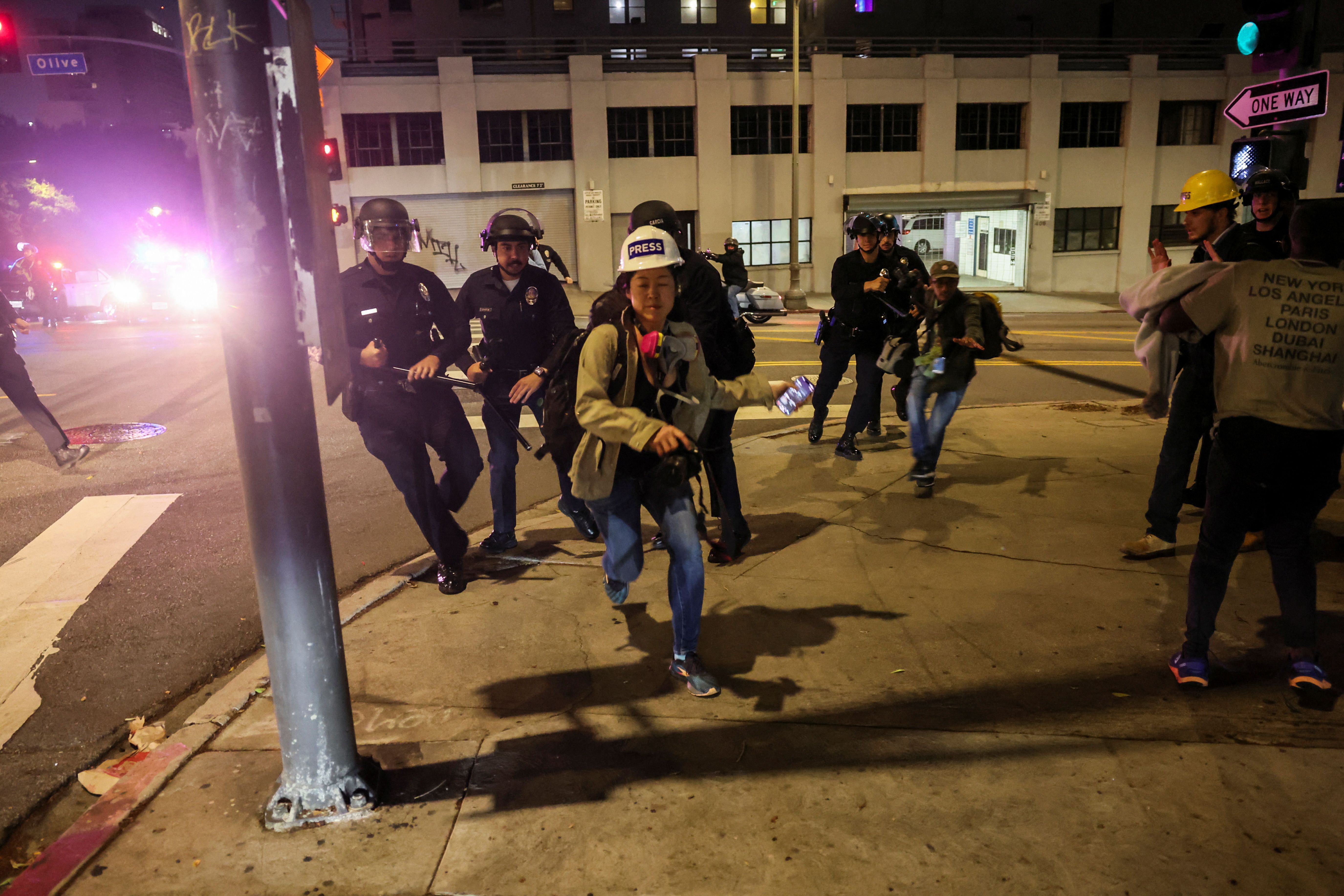 ترامپ معترضان را «حیوان» نامید؛ شهردار لس‌آنجلس از اعمال مقررات منع رفت‌وآمد خبر داد