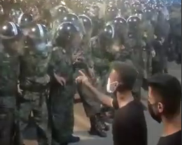 بیانیه سینماگران خطاب به ماموران امنیتی: سلاح را زمین بگذارید و به آغوش مردم بازگردید