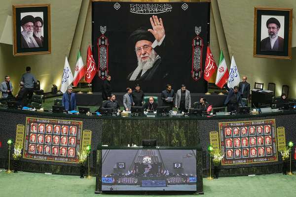 38 برلمانيًا إيرانيًا يطالبون بزشكيان بمواجهة "مروجي ثقافة العُري"