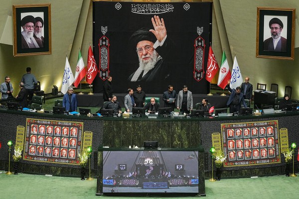 38 برلمانيًا إيرانيًا يطالبون بزشكيان بمواجهة "مروجي ثقافة العُري"