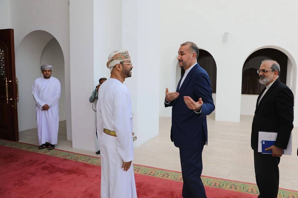 خلال زيارة وزير الخارجية الإيراني لعمان .. مسقط تطالب بتخفيف التوترات