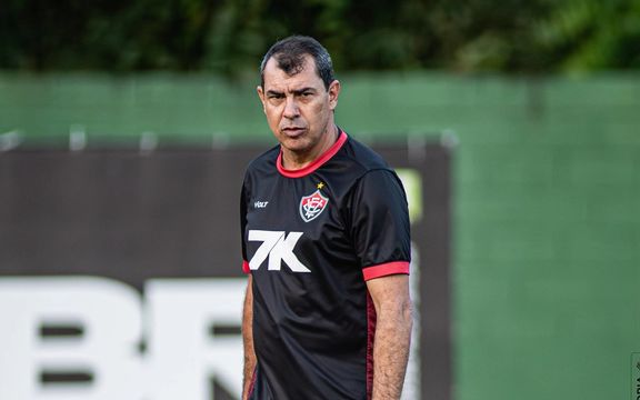 کاریله، سرمربی برزیلی که پیش از ساپینتو با استقلال قرارداد بسته بود، از ویتوریا برکنار شد