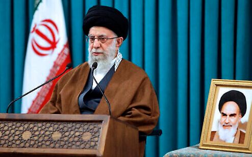 علی خامنهای: شعارهای انقلابی دردسر نیست و بهنفع کشور است