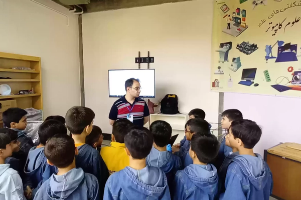 مسؤول إيراني: اثنان من كل خمسة طلاب "لا يتعلمون شيئا"