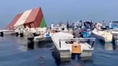 "صيد الآيفون 18" بدل السمك.. غرق سفينة بمضيق هرمز يشعل موجة سخرية بين الإيرانيين والعرب