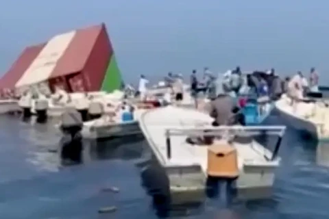 "صيد الآيفون 18" بدل السمك.. غرق سفينة بمضيق هرمز يشعل موجة سخرية بين الإيرانيين والعرب