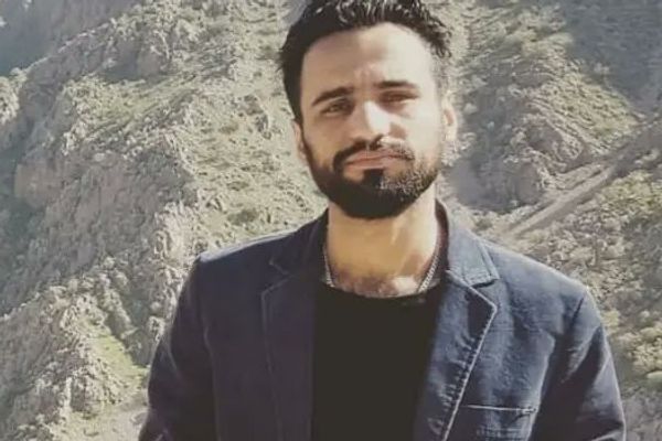بعد مواصلته الإضراب عن الطعام.. والدة ناشط إيراني مسجون تطالب بمساعدة دولية لإنقاذ ابنها