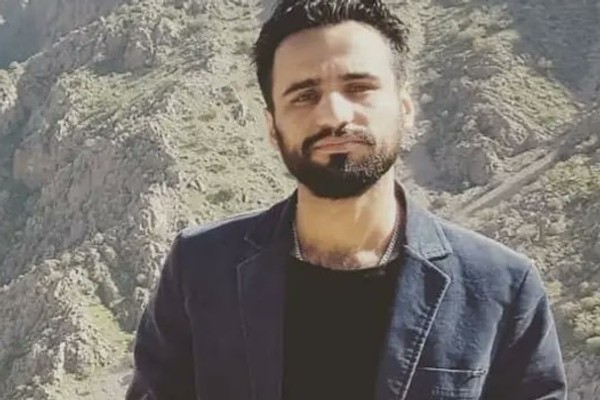 بعد مواصلته الإضراب عن الطعام.. والدة ناشط إيراني مسجون تطالب بمساعدة دولية لإنقاذ ابنها