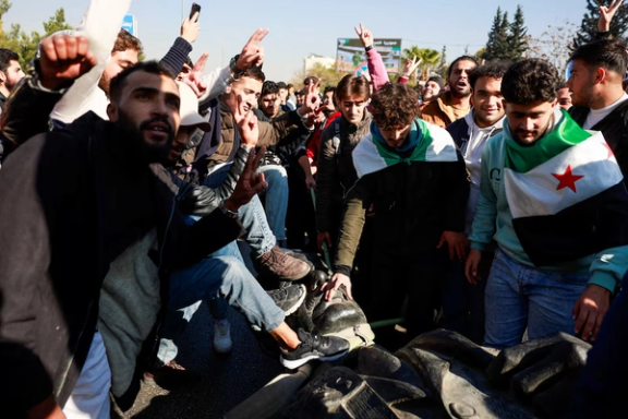 Damascus University students damage a statue Hafez al-Assad, December 15, 2024.