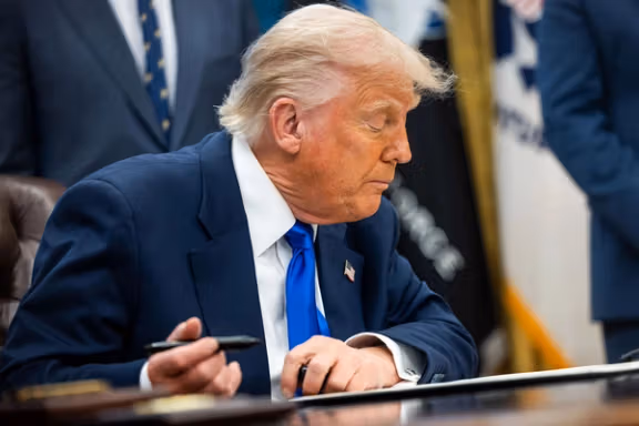 آکسیوس: ترامپ احتمالا تلاشهای صلح در اوکراین را متوقف میکند