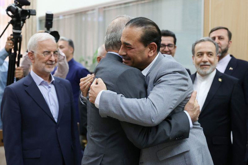 Iran, US edge toward deal to end war and reopen Hormuz