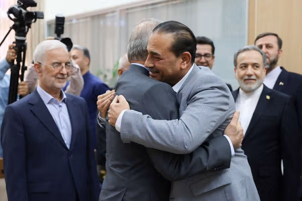 Iran, US edge toward deal to end war and reopen Hormuz