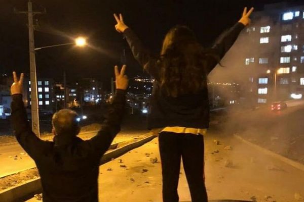 مظاهرات وحرق لافتات لاحتفال النظام بـ"ذكرى انتصار الثورة" في طهران وعدة مدن إيرانية