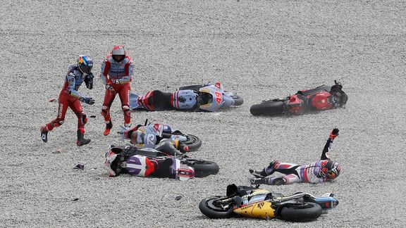 تصادف شدید در گرندپری کاتالونیا؛ قهرمان موتو جیپی جهان زیر گرفته شد