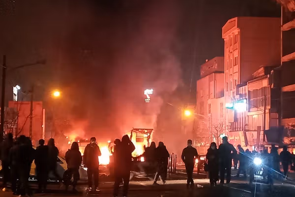 تقابل شعارها و مجادله خیابانی مردم با حکومت همزمان با مراسم ۲۲ بهمن