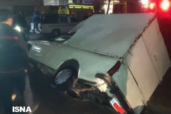 انهيار أرضي في حي وليعصر بطهران يبتلع 3 مركبات متوقفة
