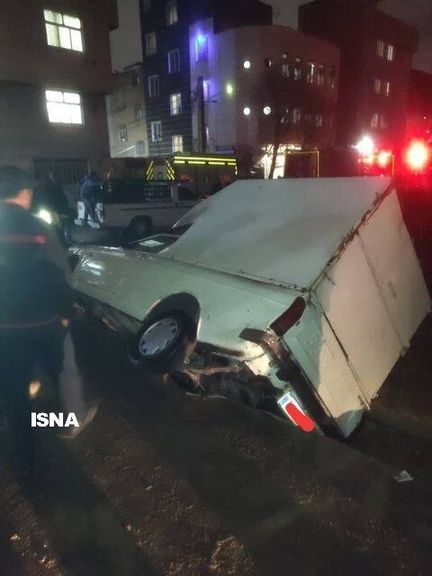 انهيار أرضي في حي وليعصر بطهران يبتلع 3 مركبات متوقفة