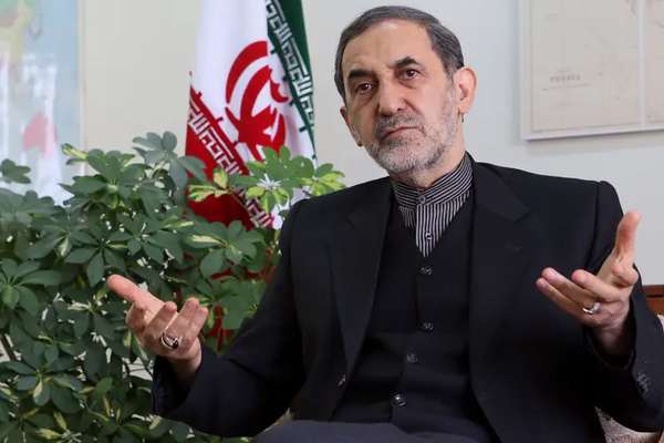 مسشار خامنئي يهاجم روسيا بسبب موقفها تجاه الجزر الثلاث المتنازع عليها بين إيران والإمارات