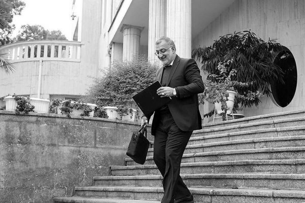 بعد دعوات إقالة رئيس البلدية.. خلافات شديدة تضرب مجلس مدينة طهران