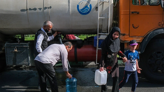 قطعی گسترده آب در تهران؛ مقامها میگویند در هیچ نقطهای قطعی آب نداریم