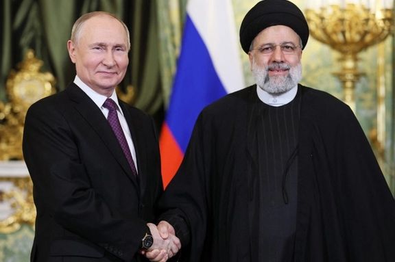 Russian President Vladimir Putin shakes hands with Iranian President Ebrahim Raisi, 2023