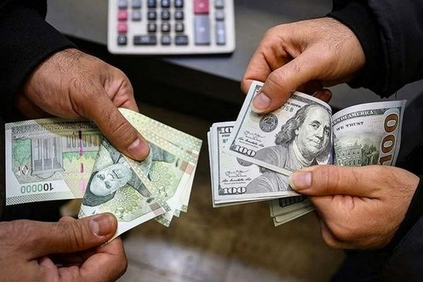 مخالفا لتوقعات الحكومة الإيرانية وبانخفاض مضاعف للعملة..الدولار يصل إلى 46 ألف تومان