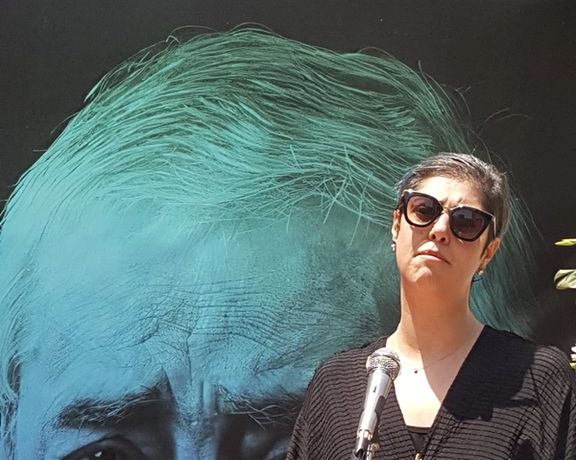 ماهور احمدی، فرزند احمدرضا احمدی در مراسم تشییع پدرش بدون حجاب اجباری سخنرانی کرد