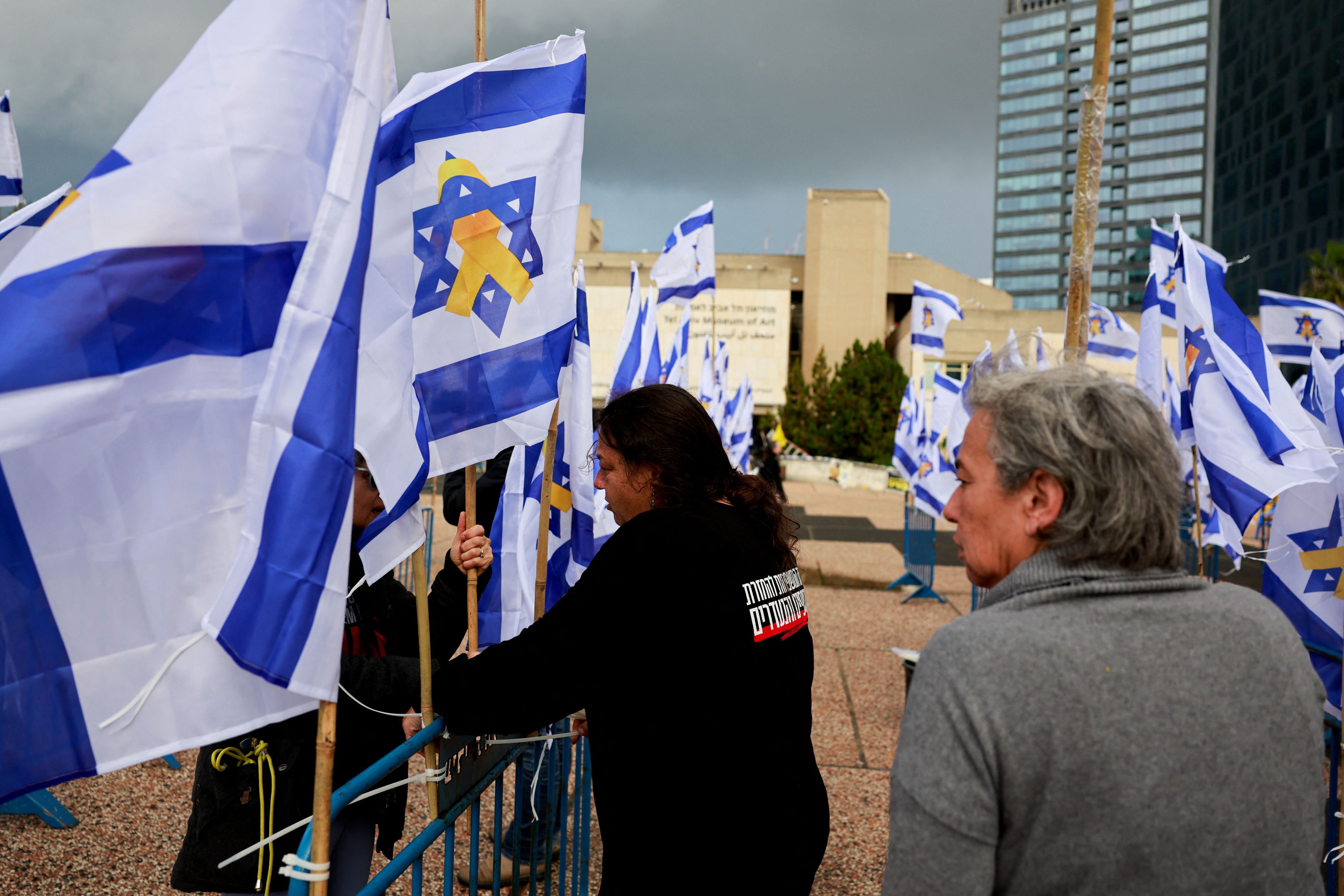 انتظار در تل‌آویو برای استقبال از پیکرهای چهار گروگان
