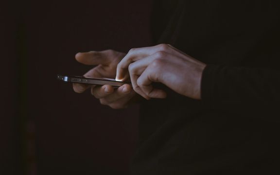 نیروی انتظامی ۱۰ نفر را در املش به دلیل واکنش مجازی به مرگ رئیسی بازداشت کرد