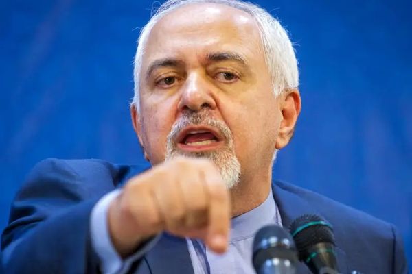 وزير خارجية إيران السابق.. في مذكراته: "طالبان" وصلت للسلطة بـ "المال الإيراني"