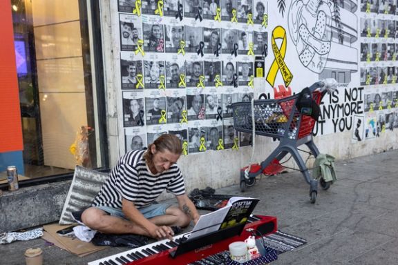 تصاویر گروگانهای اسرائیلی در بند حماس در خیابانی در تلآویو، ۱۸ تیر