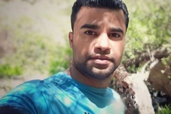 المحكمة العليا في إيران تصدر أمرًا بوقف تنفيذ حكم الإعدام بحق سجين سياسي