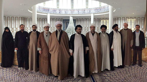 سید محمد مهدی خادمی، فرد ایستاده در میانه تصویر