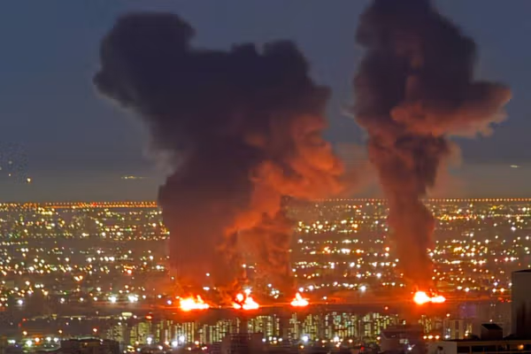 "واي.نت": التهديد باستهداف البنى التحتية والدمار الشامل أرغم إيران على قبول الهدنة المؤقتة