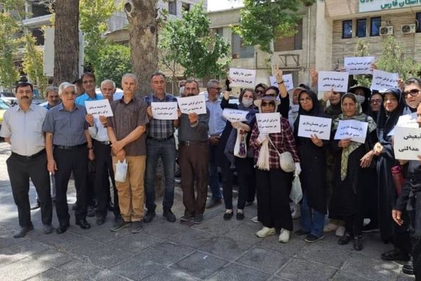 أحكام بالتقاعد المبكر والفصل والإيقاف عن العمل بحق عدد من المعملين الإيرانيين المحتجين