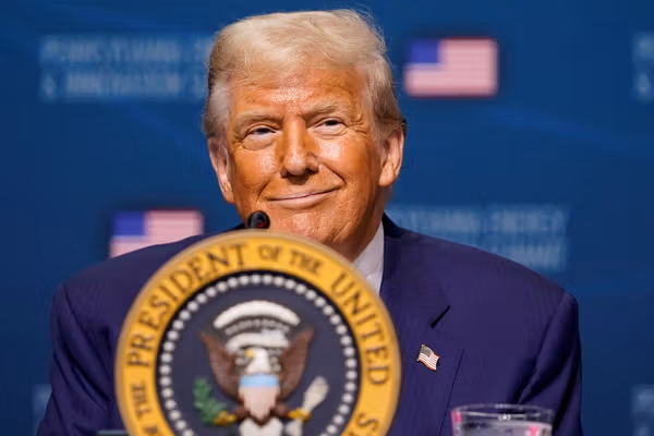 ترامب: لستُ في عجلة من أمري للتفاوض مع طهران.. والبرلمان الإيراني يضع شروطا