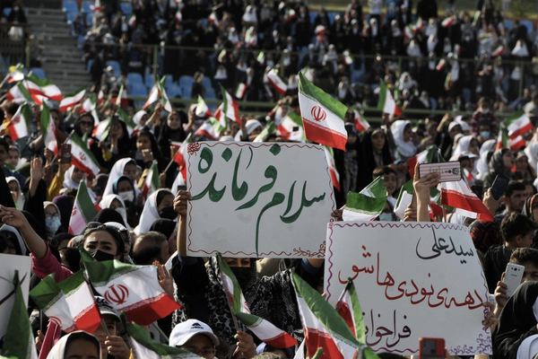 رفض شعبي لـ"استغلال الأطفال" في دعاية الحرس الثوري الإيراني لنشيد "مرحبا أيها القائد"