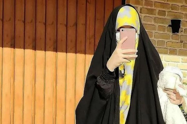 رجل دين إيراني: نشر صور النساء المحجبات مع "الكلاب" يهدد القيم الدينية