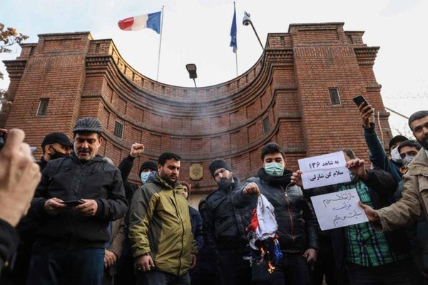فرنسا تدرس خفض مستوى وجود موظفي سفارتها في إيران