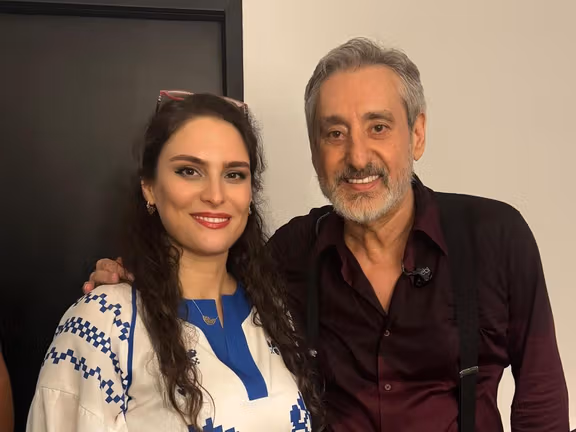 هانا کامکار، خواننده، بدون حجاب اجباری در کنار ابی