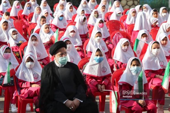 Iranian President Ebrahim Raisi among a group of schoolgirls in Tehran (September 2022)