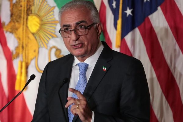 ولي عهد إيران السابق يعلن استعداده لقيادة "المرحلة الانتقالية" بعد إسقاط النظام