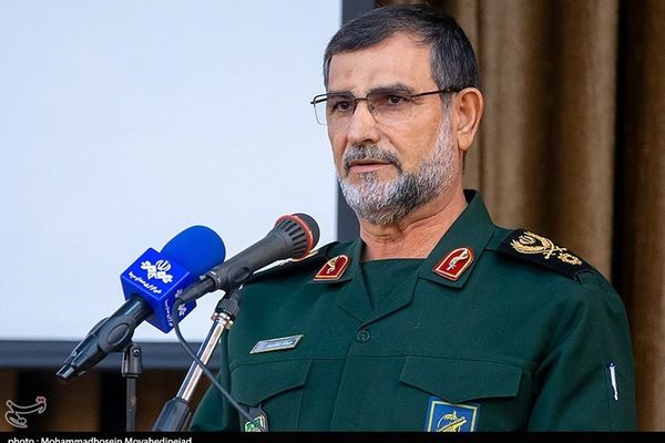 الحرس الثوري الإيراني يؤكد مقتل قائد قواته البحرية "علي رضا تنكسيري"