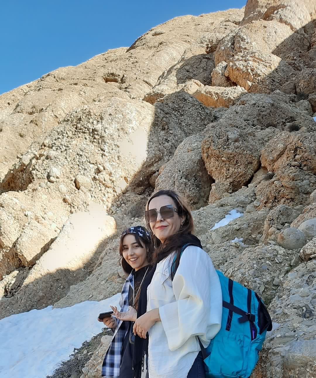 مادر بیتا شفیعی‌راد، دانش‌آموز معترض به حملات شیمیایی به مدارس، بازداشت شد