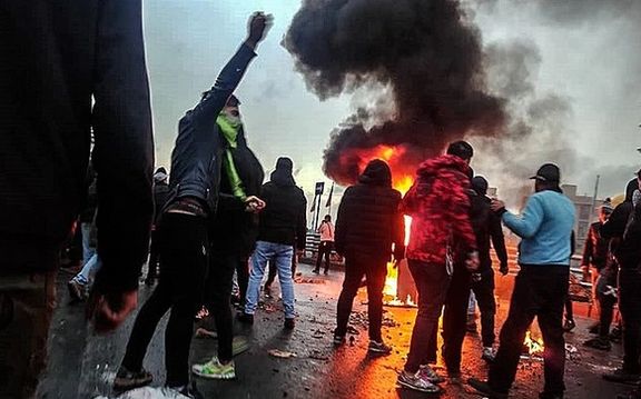 شورای اطلاعرسانی دولت: بر اثر اتفاقات ۹۸ مردم حرف مقامها درباره قیمت بنزین را نمیپذیرند